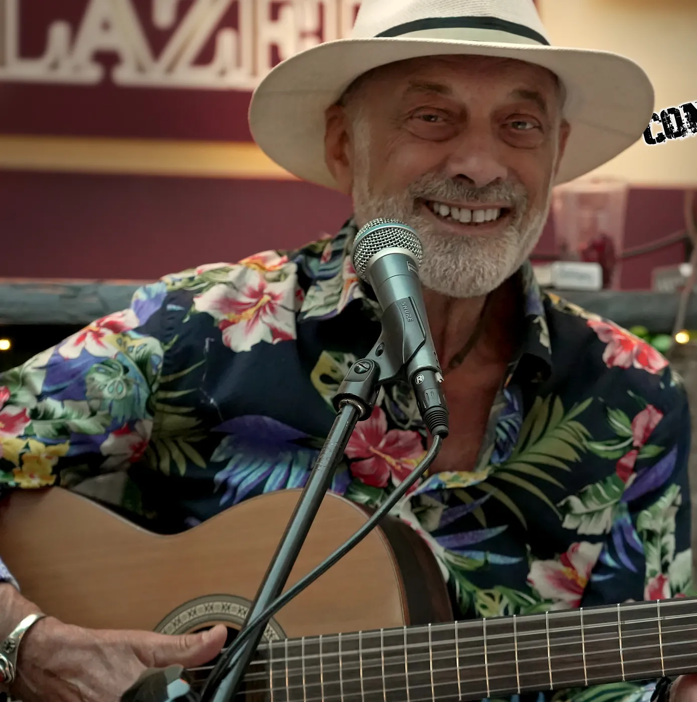 Francesco Birardi canta e suona la chitarra