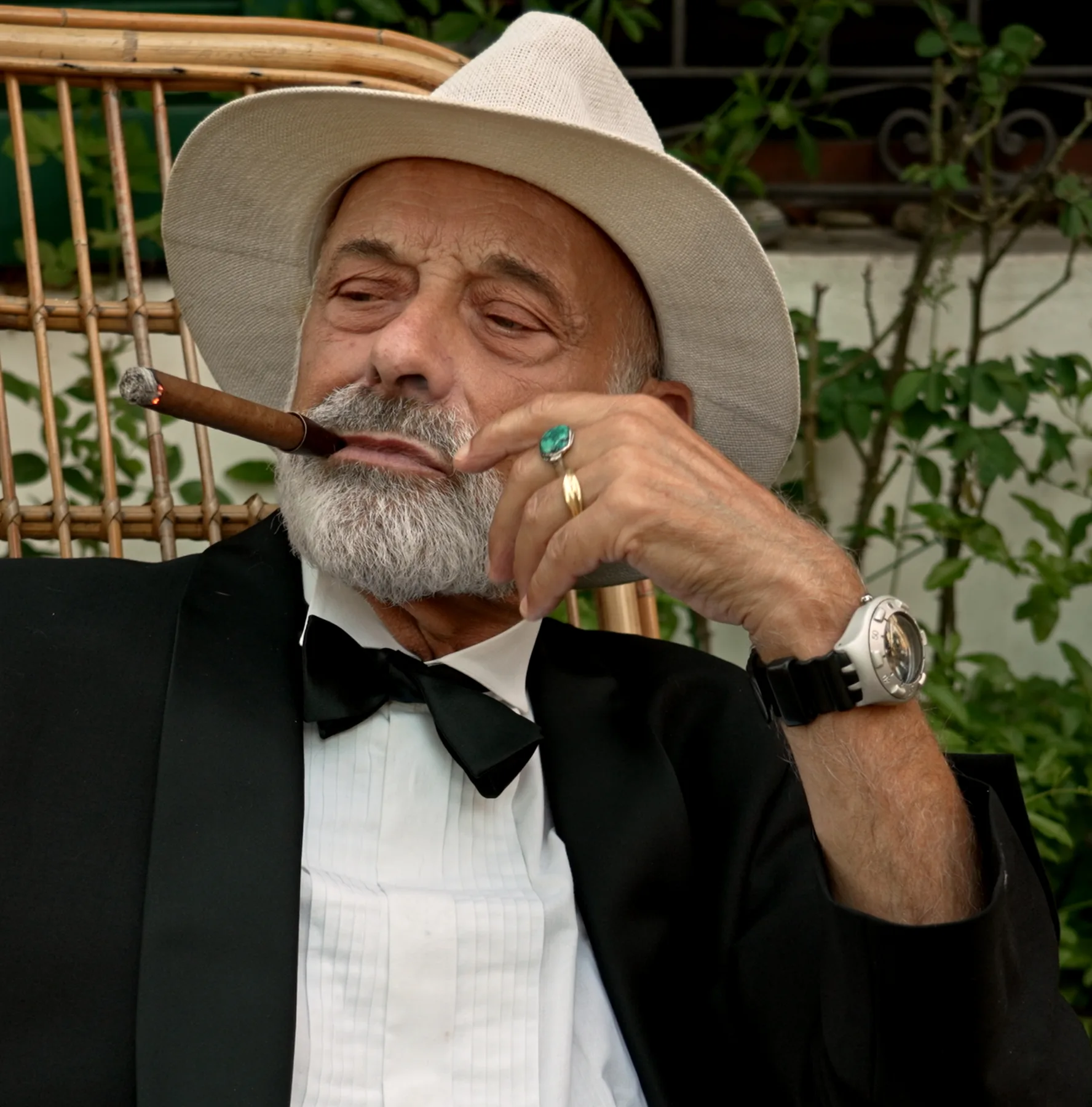 Francesco Birardi in smoking, col sigaro e il panama